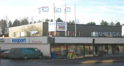 1960 - 1970 -luvuilla Ruotsalaisen K-tavaratalo toimi nykyisen Kauppakeskus Ruotsalaisen rakennuksessa. Nykyään Kauppakeskuksessa toimivat Kesport, Muotipiste, Rautia ja K-maatalous. (Kuva on otettu ennen syksyllä 2005 valmistunutta ilmeen uusimista)