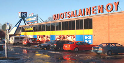 Uusi uljas K-Supermarket Artomarket avattiin 1980. Artomarket on alueen suurin päivittäistavarakauppa.